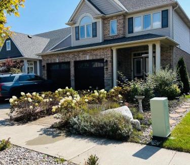 Niagara Falls House | Inspired Stay close to Niagara *4B & 2King Beds*