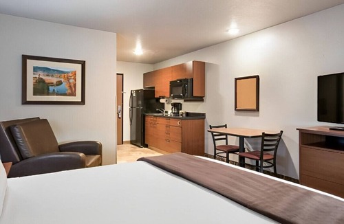 Shakopee House | Intimate Queen Room near Sever's Corn Maze!