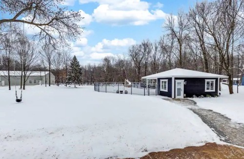 Navarre House | Inviting 6 Bedroom House with Pool, Sauna.