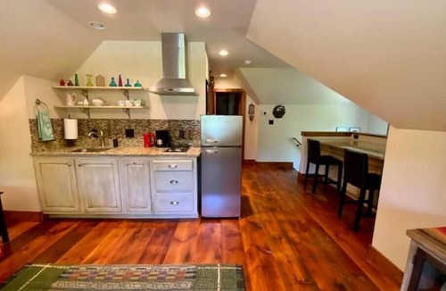 Newark Apartment | Inviting, comfortable & private suite near Univ.
