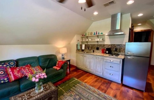 Newark Apartment | Inviting, comfortable & private suite near Univ.