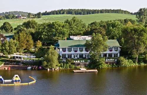 Otonabee-South Monaghan Cottage | Inviting Lakeshore Lodgings w/Canoe and Kayak Rentals, Perfect for Autumn