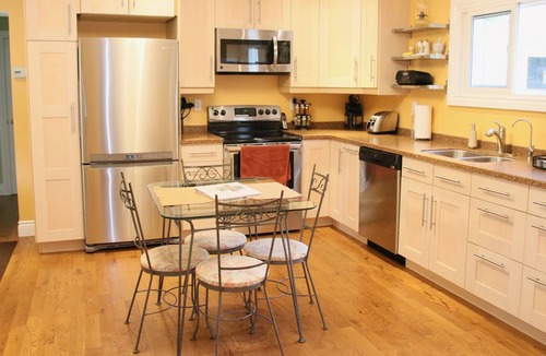Georgetown House | Iris's Place, Georgetown 1st floor Apartment, close to train station to Toronto
