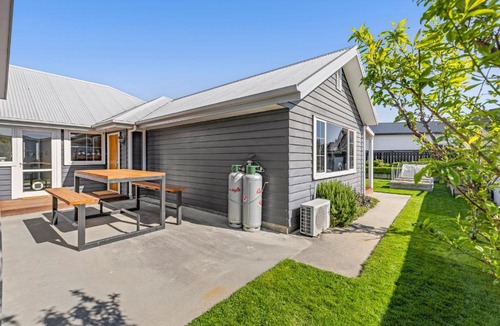 Albert Town House | It's Easy! Space and comfort