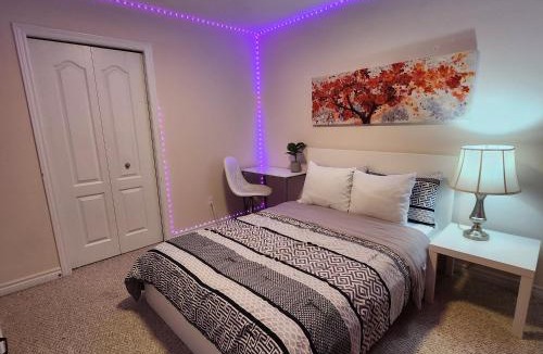 London House | Ivory Staycation Suite with Free Street Parking, Shared kitchen and washroom