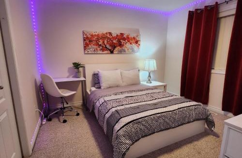 London House | Ivory Staycation Suite with Free Street Parking, Shared kitchen and washroom