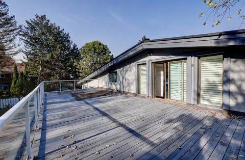 Sheridan Villa | Joyful Mansion with Charm Indoor