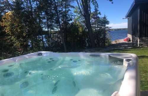Bobcaygeon Cottage | Kawartha Dream Cottage with Hot Tub w/Games House