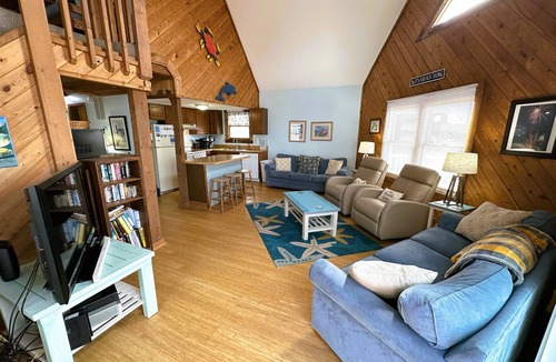 Kill Devil Hills House | KD117- 3 BRs, 2 BA, 150 Yards to Direct Beach Access. Crow’s Nest & Wifi!