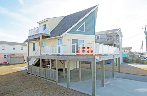 Kill Devil Hills House | KD117- 3 BRs, 2 BA, 150 Yards to Direct Beach Access. Crow’s Nest & Wifi!