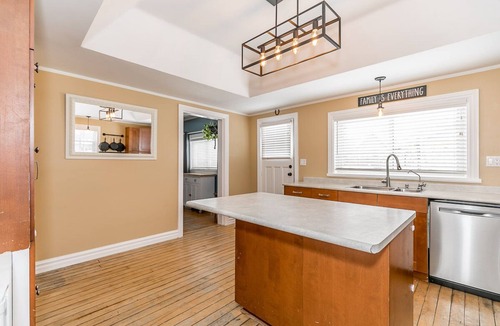 Port McNicoll Cottage | Kids Paradise! Chickens, Pool, Trampoline
