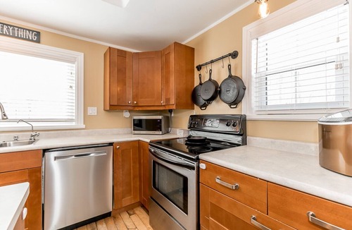 Port McNicoll Cottage | Kids Paradise! Chickens, Pool, Trampoline