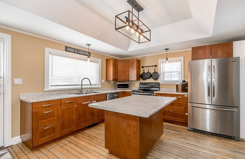 Port McNicoll Cottage | Kids Paradise! Chickens, Pool, Trampoline