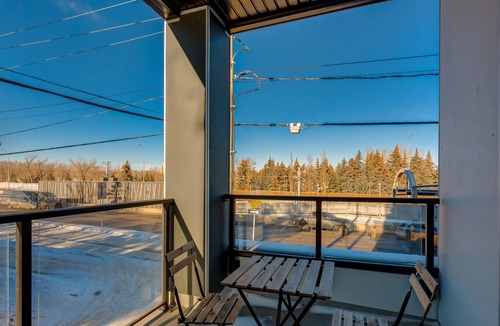 Shaganappi Apartment | King Bed, Corner Suite with $39 cleaning fee only