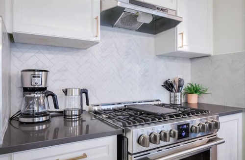 Pickering House | King Bed I Chefs Kitchen I Toronto Hub I 5 Beds 3.5 Bath I 8km from Tesla Chrg