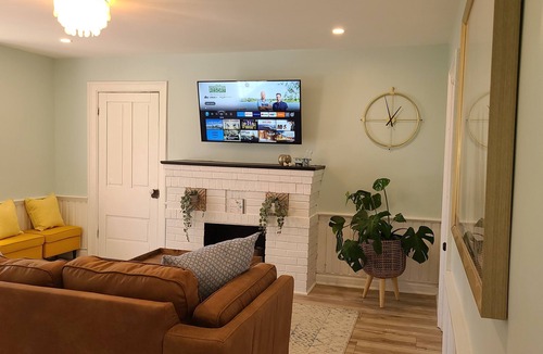 Port Dover Cottage | KING Bed in a Beautiful Cottage Oasis