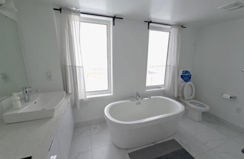 Downsview House | King Bed TV Private Ensuite Retreat Bathroom or Economical Double Bed Room