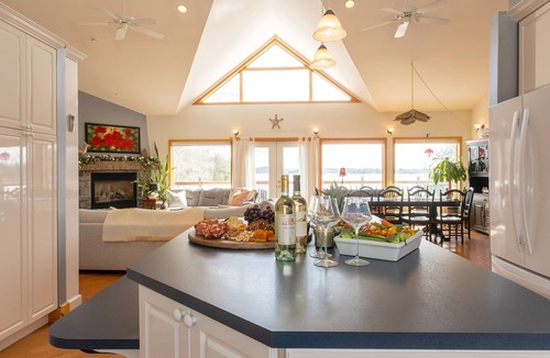 Rideau Lakes House | King Estate Rideau | Waterfront | Sleeps 16 | 4 Acres | Views!