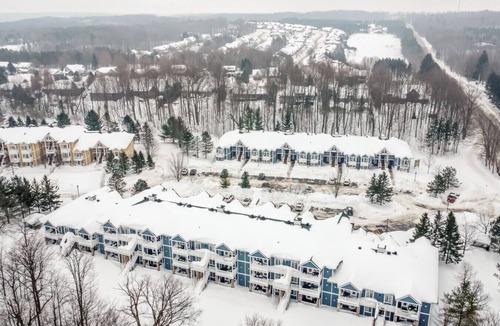 Oro-Medonte Condo | King Studio Suite – heated Pool, Sauna