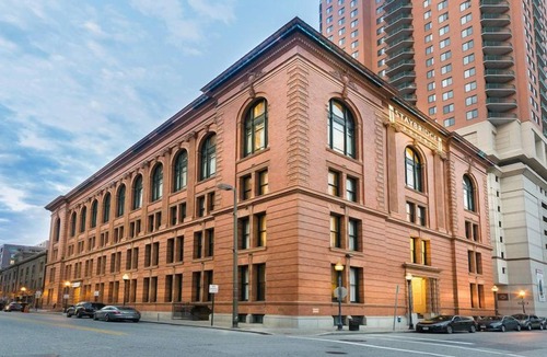 Downtown Baltimore Apartment | King Studio w/Full Kitchen | Free Breakfast + Gym