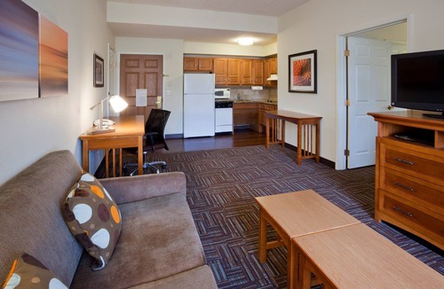 West Bloomington Condo | King Suite. Free Breakfast. Pool & Hot Tub. Relaxing Retreat!