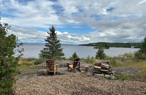 Timiskaming District Apartment | King Suite - Lake Front - Private Ensuite