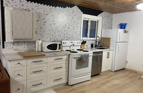 Faraday Cottage | La Bella Vista Lakehouse -Lake Life Awaits: Quaint Cottage with Modern Amenities