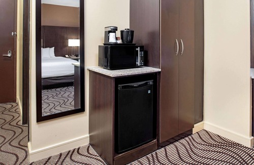 Durham Region Hotel | La Quinta Inn & Suites by Wyndham Oshawa