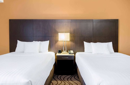 Durham Region Hotel | La Quinta Inn & Suites by Wyndham Oshawa
