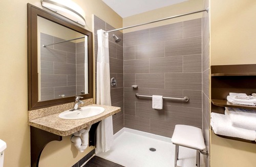 Durham Region Hotel | La Quinta Inn & Suites by Wyndham Oshawa