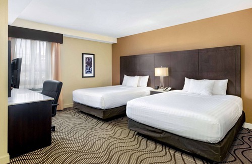 Durham Region Hotel | La Quinta Inn & Suites by Wyndham Oshawa