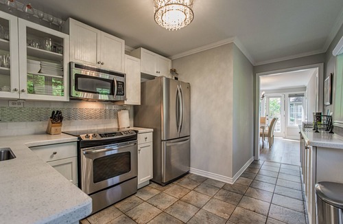 Historic Old Town House | La Vignette, Dog Friendly Bungalow Close to the Lakefront