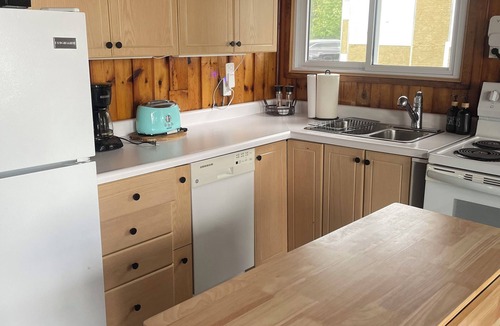 Dunnville Cottage | Lake/Beachfront/Firepit/sleeps 6/Pet Friendly/Heated