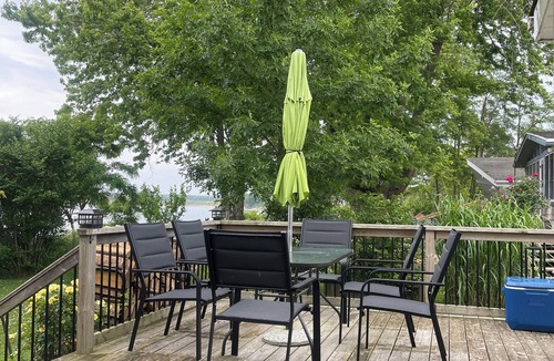 Dunnville Cottage | Lake/Beachfront/Firepit/sleeps 6/Pet Friendly/Heated
