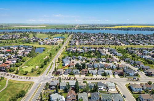 Chestermere House | Lake Community Hideout