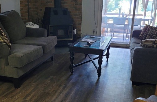Victoria Road Cottage | Lake front cottage. Located in Kawartha Lakes. Close to all amenities.