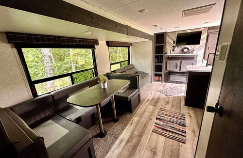 Moe House | Lake Life- Easy & Comfortable in this Cozy 2-bedroom RV with WiFi & AC