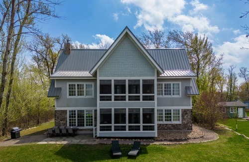 Forest Lake House | Lake life near the cities! Kayak, swim, fish, relax.