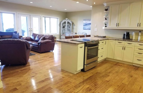 Twin Bay Apartment | Lake Living at its' best!