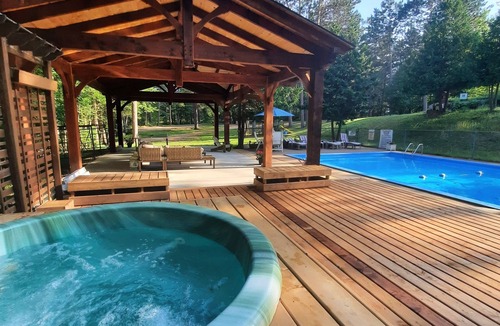 Nipissing Cottage | Lake Nipissing Lakefront Cottage with whirlpool/fireplace and resort amenities