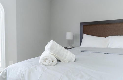 Bendale House | Lake Ontario Stylish Family-friendly House