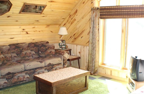Squaw Lake House | Lake side Guesthouse