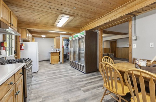 Emily Cabin | Lake Side Resort! 3 Buildings, sleeps 57! Sandy Beach, Game Room & More!