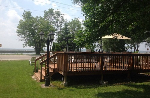 Brock House | Lake Simcoe Cottage across Thorah Centennial Park, Beaverton Ontario