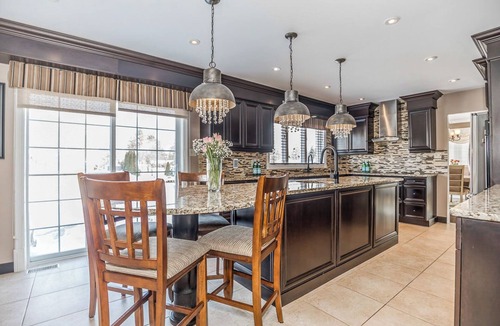 Gilford House | Lake Simcoe Waterfront Villa | Walk to lake · Free canoes · BBQ & firepit