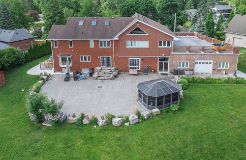 Gilford House | Lake Simcoe Waterfront Villa | Walk to lake · Free canoes · BBQ & firepit