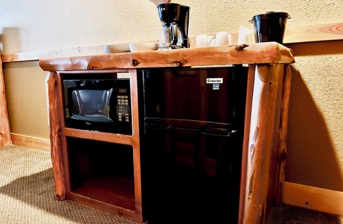 Two Harbors Condo | Lake Superior Two Queen Bed Studio~Pool/Hot tub-Burlington Bay