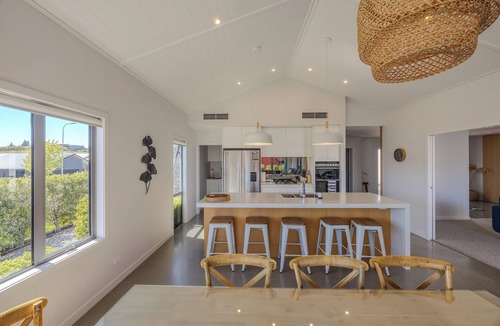 Wanaka House | Lake View Heights - Luxury large modern House (244 sq mtr)