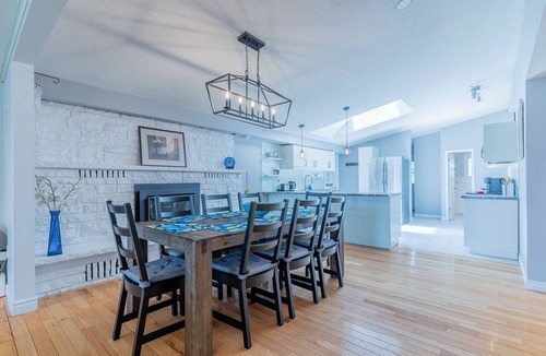 Bobcaygeon Cottage | Lake View Waterfront Cottage 4 BDR 1 BATH 46" HDTV Wi-Fi BBQ Patio Deck Sleeps8