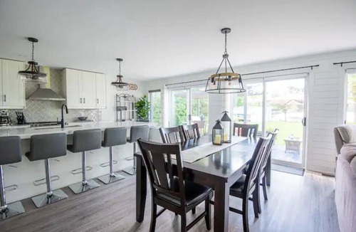 Bobcaygeon House | Lakebreeze Estate, 5 Bedrm, 3 Bath Lux Lakehousen